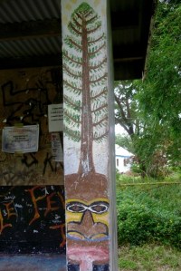 le pin colonnaire et le masque à la langue tirée