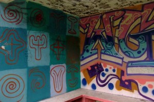 Guérite peinte, vers Tuho, côte Est