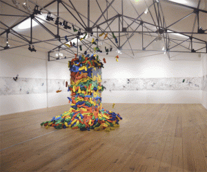 Luz Severino Derrière le voile, installation, technique mixte dimensions variables, 2011.