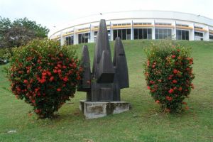 la végétation gêne la lecture de cette sculpture titrée "Arbre"