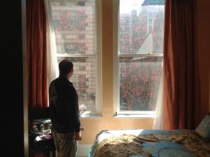 -"Vagina" installation (détail), dessins au rouge à lèvre sur vitre, 2013