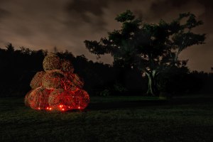 Marc Marie-Joseph  Sanctuaire_Installation_Paniers caraïbes,Bambou, lianes ,naturelles,fil de fer,fruit du  roucou, bougies_Hauteur 2,50m Diamètre 4M- le 19-11-2013_(c) Robert Charlotte
