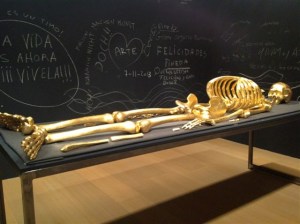 Lección de anatomía: Cadáver Exquisito, homenaje a Joseph Beuys. 2013 Esqueleto hecho de tiza, forrado con pan de oro, 2.80m X 50Cm.