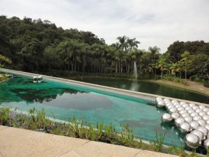 Narcisus garden version Inhotim par Yakoi Kusama, en regard du lac artificiel et en couverture du centre culturel Burle Marx