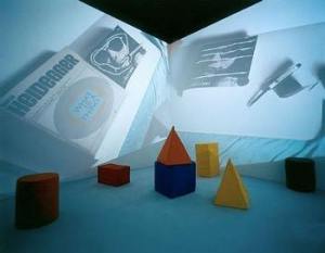 2.Onobject - cosmococas 2, sol en mousse épaisse, rendant difficile le déplacement et objets en mousse , disséminés sur le sol : cônes, cylindres, cubes, triangles, sphères. Musique de Yoko Ono. Parfois on entend sonner un téléphone. Les lumières sont éteintes et des images sont projetées sur deux des parois de la salle : photos de yoko Ono, couvertures de magazines