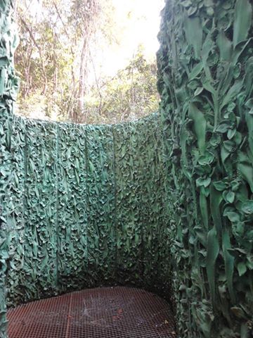 Le cœur de la chambre avec la source artificielle qui coule sous le dallage et les murs sculptés dansde la résine. Ouverture du plafond vers le ciel.