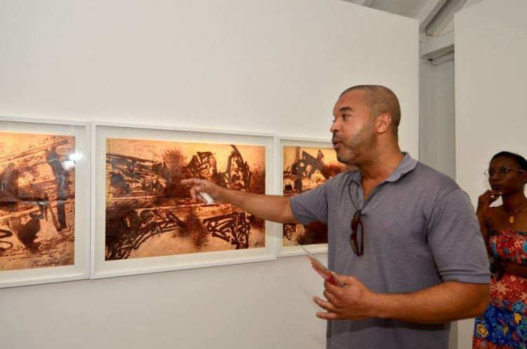 Exposition Escape. Présentation par l'artiste des toiles Diaspora, 1,2 et 3. Photographe Gerard Germain, courtoisie de la Fondation Clement . 