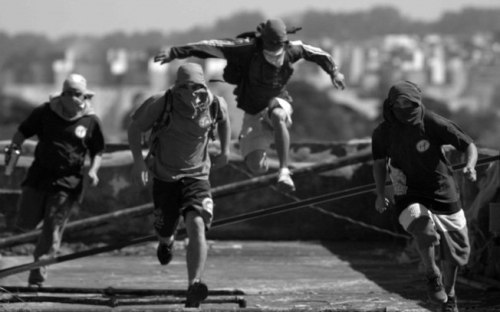 Photo 12 - Scène du film Pixadores, documentaire du cinéaste iranian Amir EScandari dans les rues de Sao Paulo, 2014. http://pixadoresfilm.com/media/pixadores_presskit.pdf