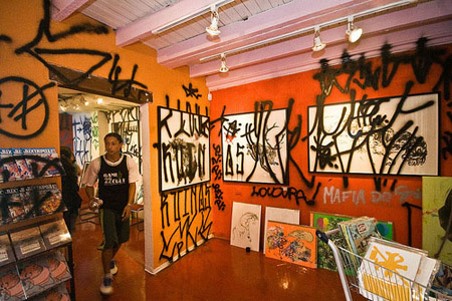 Photo 13 – Krypta gang, pixação à la galerie Choque Cultural, Sao Paulo, 2008. Photo sur site web : https://comjuntovazio.wordpress.com/tag/pixacao/. sur ce site on peut trouver également une photo de l’intervention du Krypta gang à la faculté des beaux-arts