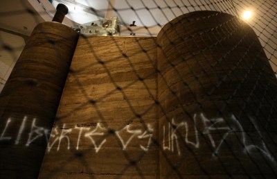 Tag de Kripta Djan, « liberez les vautours » sur l’œuvre bandeira branca de Nuno Ramos dans laquelle des vautours occupaient une sorte de cage. En protestation contre l’appréhension par la police de pixadores du gang Vautours à Minas Gerais.