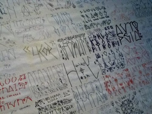 Biennale de Sao Paulo feuillets de pixo par différents artistes pixadores – photo Matilde dos Santos