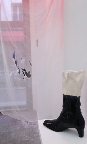 Hommage à Lucio Branche, soie, céramique, image pornographique Dimensions variables 2012 – 2016 Photo Scarlett Jesus 