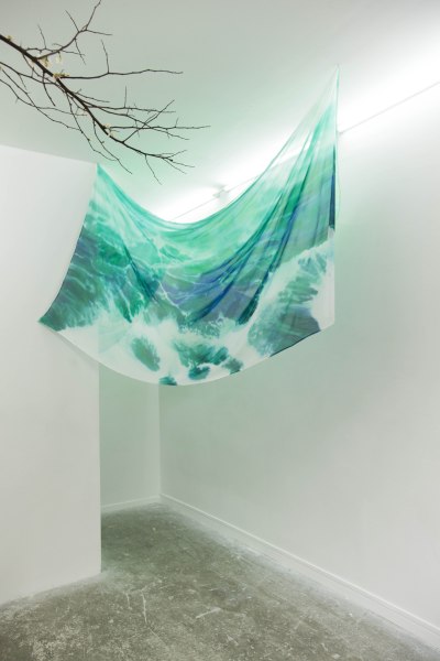 Jérémie Paul, ÉcumeV, peinture sur soie, 240 x 140 cm, 2015 (détail)