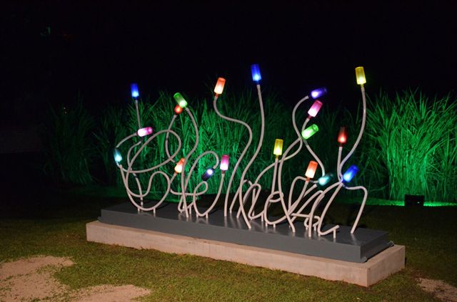 Jonone Clément Métal laqué, bouteilles en verre coloré, leds 2013 © Fondation Clément