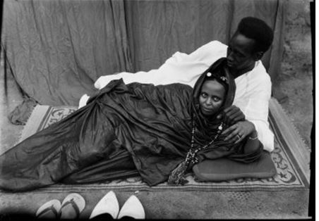 Seidou Keïta, sans titre, 1952- 1955, tirage argentique moderne, 120 X 180 cm