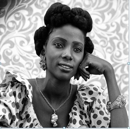 Seidou Keïta, sans titre, 1956-57, tirage argentique moderne, 120 X 180 cm