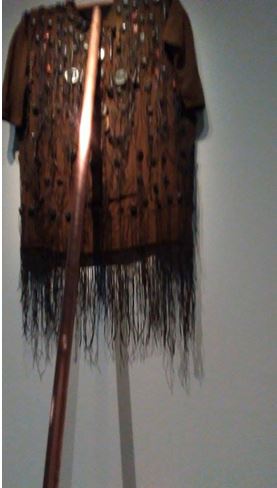 Sarkis, Scène de cuive, 2012 ( Veste dozo, Burkina Faso, cuivre, bois