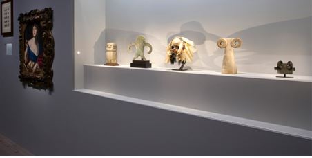 CARAMBOLAGES, communiquer avec les divinités ; Ex-voto Grèce Antique, 1er siècle après JC, bonze ; Idole aux yeux , région du Haut Tigre Mésopotamie, IV millénaire av. JC calcaire ; Crâne asmat, Indonésie, XIX, XX siècle plumes, vannerie, coquillages , deux statuettes