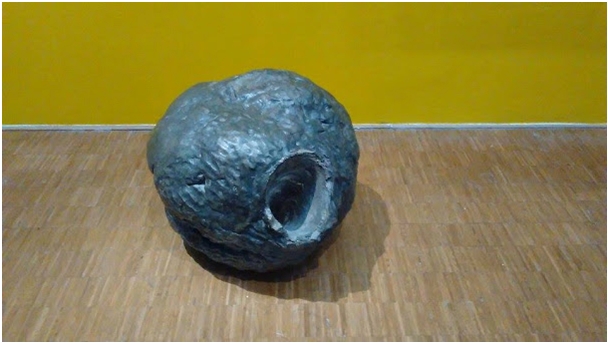 Lucio Fontana, Concetto spaziale. Natura, 1959-1960, terracotta, 62 x 60 x 60 cm.