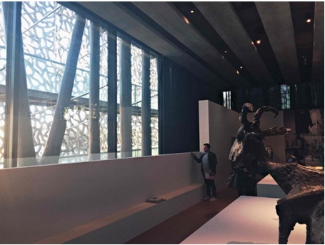 la sale des assemblages avec ouverture sur la méditerranée et sculpture de chèvre 