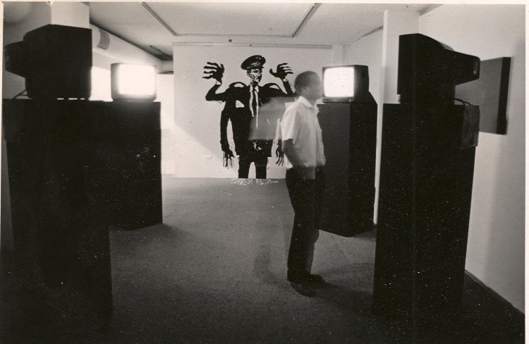 ©Christopher Cozier, l'artiste dans l'installation, Trinidad, TT, 1994 