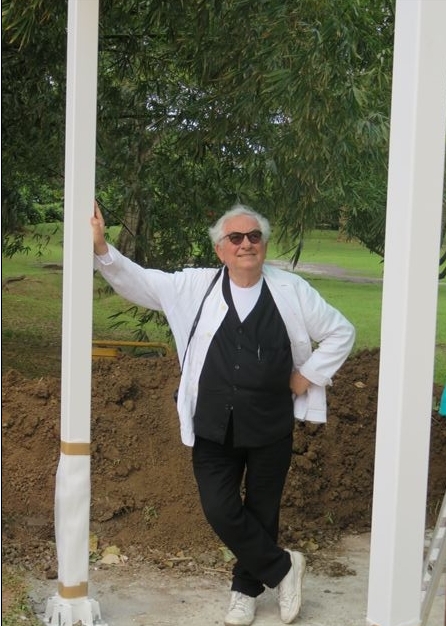 Daniel Buren pendant l'installation