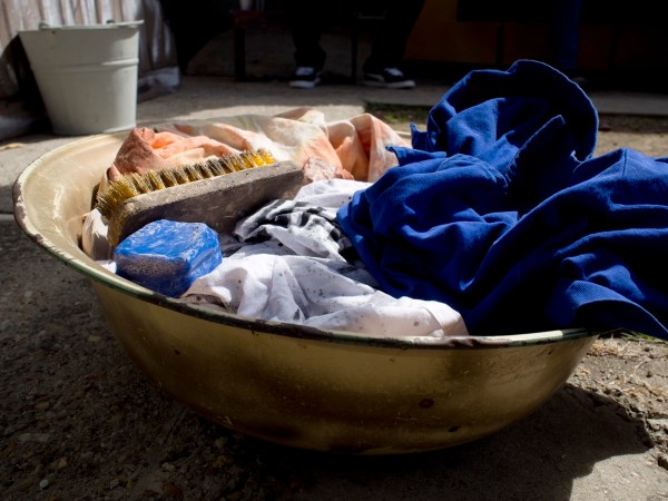 ©Maica Gugolati, le savon bleu dans le jardin d’une maison, 2014 Trinidad